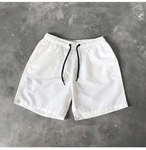 Herren weiße lässige Badeshorts mit schwarzem Kordelzug, bequeme Sommerbekleidung.