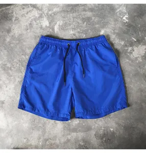 Detailansicht lässiger königsblauer Herren-Badeshorts mit schwarzen Kordelzügen.