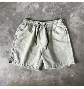 Herren Freizeithose Detailansicht, hellgrüner Stoff, elastischer Bund mit schwarzen Kordeln.