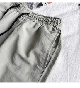 Detailansicht Herren Freizeithose Tasche mit verstellbarem Kordelzug Bund Design.