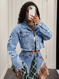 Gedetailleerd shot van het stijlvolle cropped jeansjack met geruite panelen en mouwen.