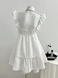 Weißes ärmelloses Sommer Minikleid mit Rüschen und A-Linien Schnitt für Damen elegant.
