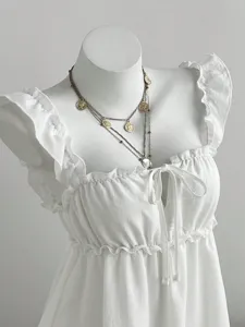 Weißes ärmelloses A-Linie Sommerkleid mit Rüschen Detail, elegantes Karree-Ausschnitt Design.