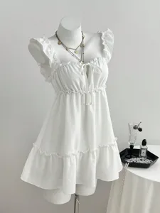 Detailansicht eines weißen Sommertags ärmellosen Rüschen A-Line Slip-Kleides mit Kordelzug.