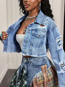 Stijlvolle korte denim damesjas met versleten details en een uniek geruit patchwork ontwerp.