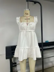 Weißes Rüschen Trägerkleid Detailansicht, A-Linie Sommer ärmelloses Design für Damen.