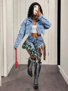 Dames korte denim jas en ruitjes patchwork rok set, stijlvolle casual streetwear outfit.