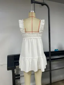 Weißes Sommer ärmelloses Rüschenkleid, lässiges A-Linien Minikleid mit süßen Trägern.