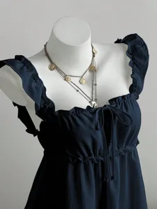 Detailansicht des eleganten dunkelblauen ärmellosen A-Linien-Kleides mit schönen Rüschen.