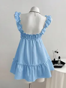 Rückansicht eines hellblauen ärmellosen Sommer-Minikleids mit Rüschen und A-Linie Saum.