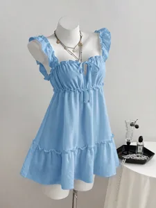 Hellblaues Rüschen Trägerkleid Detail, ärmelloses A-Linien Sommer Mini Kleid Vitrine.