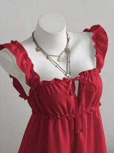 Rotes ärmelloses Rüschen-Sommerkleid Detailansicht, zeigt die feine Vorderseite mit Bindeband.