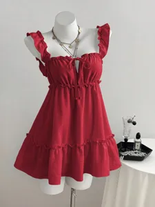 Rotes Rüschen ärmelloses Minikleid Detail, süßes A-Linien Trägerkleid für den Sommeralltag.