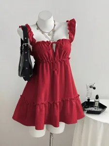 Detailansicht des roten Sommertops, ärmellos, mit Rüschen, A-Linie, Schleife und Stufen.