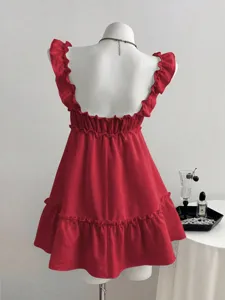Detailaufnahme des roten ärmellosen Sommertrends Rüschenkleid an weißer Schneiderpuppe.