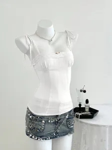 Canotta in pizzo bianco con minigonna di jeans, stile Y2K dolce e alla moda per donna.