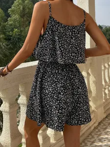 Détails de la combinaison cache-cœur florale noir et blanc avec volants et coupe d'été confortable.