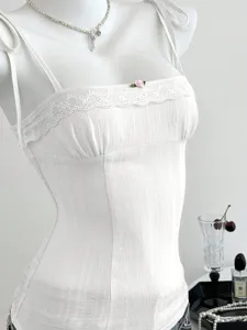 Canotta estiva bianca da donna con bordo in pizzo, stile dolce corsetto aderente con spalline.