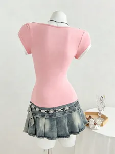 T-shirt corta rosa slim con completo di gonna mini plissettata in denim slavato.