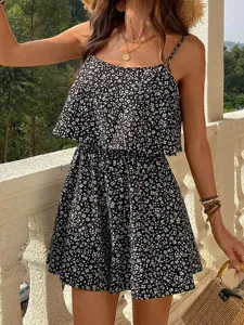 Combinaison estivale pour femme avec imprimé floral noir et blanc, élégante tenue de plage.