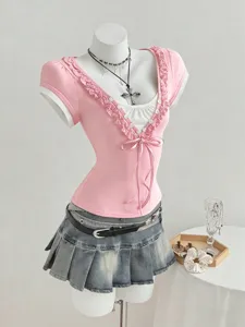 T-shirt a manica corta con volant rosa e gonna plissettata in denim grigio dettaglio.