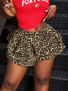 Vista de detalle de shorts vaqueros con estampado de leopardo y volantes, minifalda pantalón alta.
