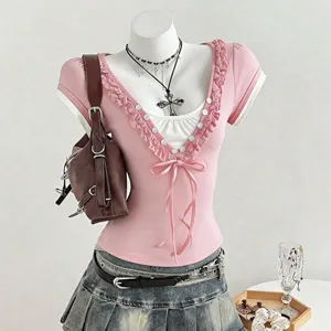 T-shirt rosa Y2K a maniche corte con volant bianchi sovrapposti, vita stretta e gonna di jeans.