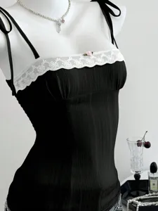 Canotta estiva nera elegante in pizzo con spalline sottili e vestibilità slim da donna