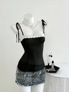 Top corsetto nero con delicato pizzo bianco, spalline sottili e design slim fit alla moda.