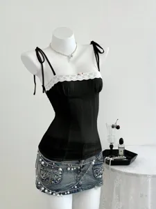 Top canotta nero da donna estivo con bordo in pizzo bianco e spalline sottili per stile chic.