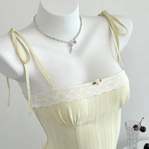 Canotta estiva elegante in pizzo con spalline per donne, bellissimo top sottile e chic.