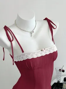 Canotta bordeaux con bordo in pizzo bianco, spalline annodate e graziosa rosa per donne.