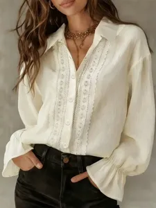 Camicia da donna a maniche lunghe con delicati dettagli in pizzo e colletto con risvolto.