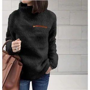 Vista detallada jersey de cuello alto de borreguito para mujer con bolsillo con cremallera.