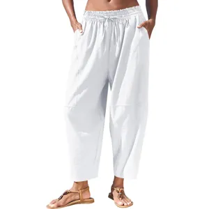 Gros plan sur le pantalon de loisir blanc pour femme avec taille élastique à cordon.