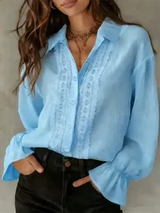 Camicia donna azzurra a maniche lunghe con dettagli in pizzo fine e bottoni eleganti.