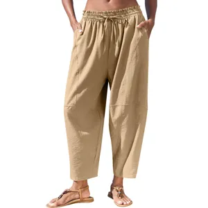 Vue détaillée d'un pantalon de loisirs pour femme en kaki avec taille élastique et poches latérales.