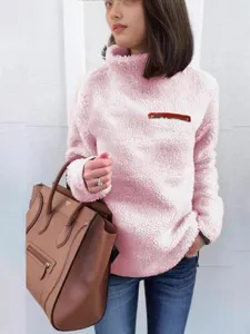 Sueter de forro polar rosa para mujer con cuello alto y comodo bolsillo en pecho.