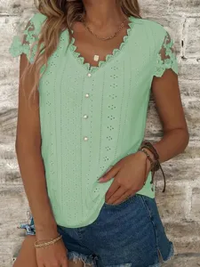 Détail rapproché du top vert pour femme en dentelle col V montrant la broderie anglaise.