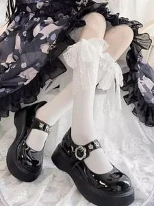 Calzini Lolita bianchi in pizzo con volant e fiocco, dettaglio perfetto per outfit JK.