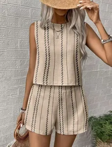 Set due pezzi elegante canotta senza maniche a righe e pantaloncini casual estivi da donna.