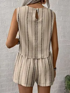 Vista ravvicinata dettagliata del set da donna con top smanicato e pantaloncini a righe.