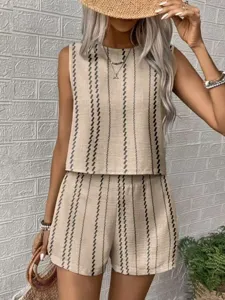Completo estivo smanicato con top e pantaloncini, design a righe, abbigliamento comodo e casual.
