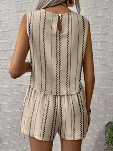 Completo estivo casual da donna con top smanicato a righe e pantaloncini vista posteriore