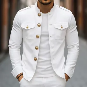 Detalle de chaqueta blanca de hombre con cuello alzado, botones dorados y bolsillos.