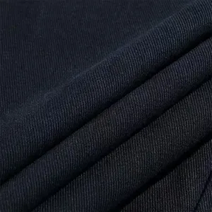 Primer plano detallado de la robusta textura de tela de sarga oscura para chaquetas.