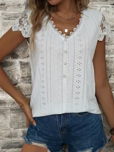 Vue détaillée du top blanc à col V et manches courtes en broderie anglaise avec boutons.