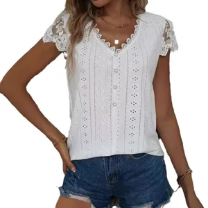 Top blanc col V manches courtes en dentelle avec boutons et short en jean pour femme.