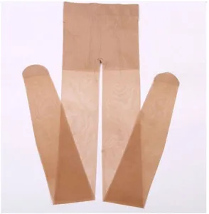 Primer plano de un panty nude ultrafino en plano, con textura suave y muy delicada.