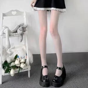 Vue détaillée de collants blancs d'uniforme JK et de chaussures à plateforme noire.